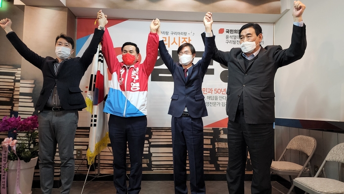좌측부터 나태근 구리당협위원장, 김구영 예비후보, 조경태 국회의원, 홍두화 희망코리아 대표/최창일 기자