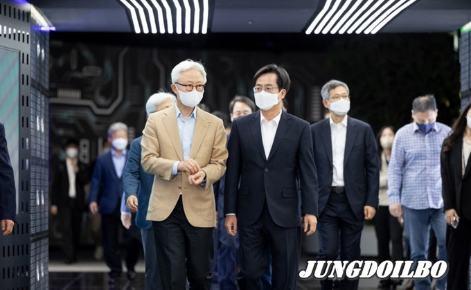 김동연 더불어민주당 경기도지사 후보가 6일 오전 평택시 고덕면 삼성전자 평택캠퍼스를 방문, (사진 왼쪽) 경계현 DS부문 대표이사와 이야기를 나누고 있다 = 자료사진 김동연 후보 캠프