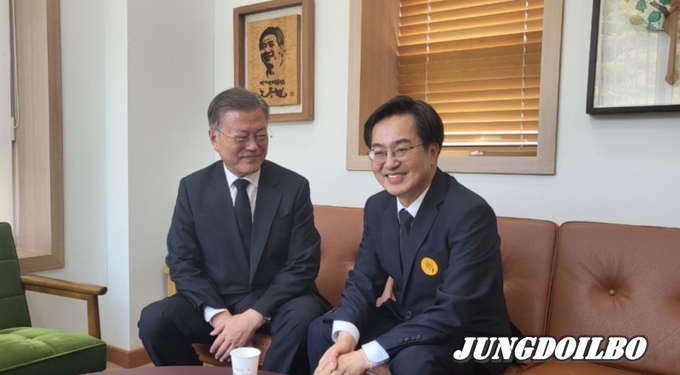 문재인 전 대통령, 권양숙 여사와 사저에서 오찬도 ‘반드시 승리하라’는 응원 받아