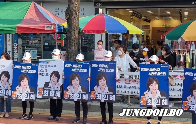 오산민주시민연대 추대 무소속 최인혜 후보는 5일장이 열린 23일 오색시장 입구 뱅뱅사거리에서 출정식을 갖고 필승을 다짐했다.