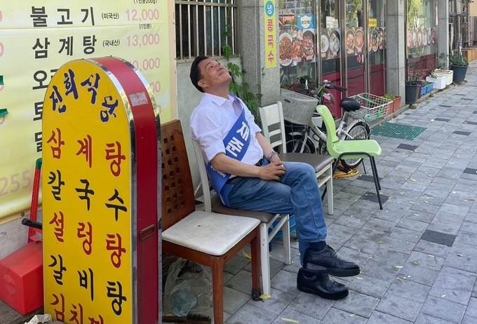 5월31일 오시 무렵, 이재준 더불어민주당 수원시장 후보가 숨가쁘게 달려가고 있는 선거 유세 기간의 마지막날 식당 앞 의자에 앉아 잠시 회한에 잠겨있다.