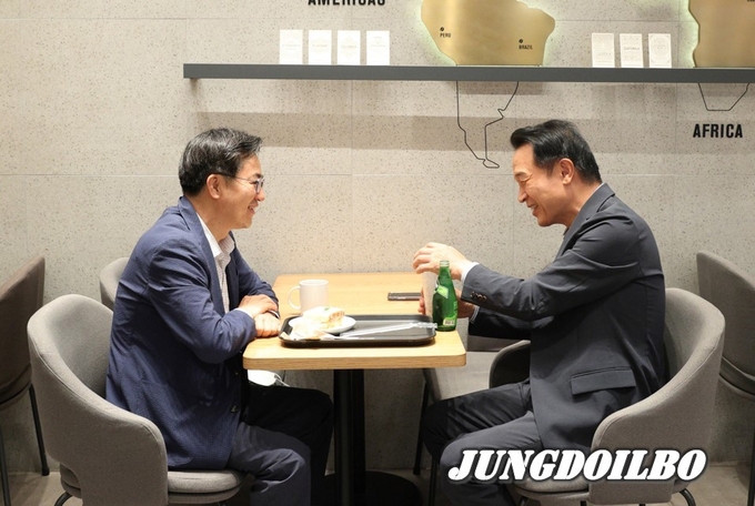 김동연 경기도지사 당선인과 임태희 경기도교육감 당선인이 경기도 교육 현안 해결을 위해 함께 힘을 모아 나가기로 했다.
