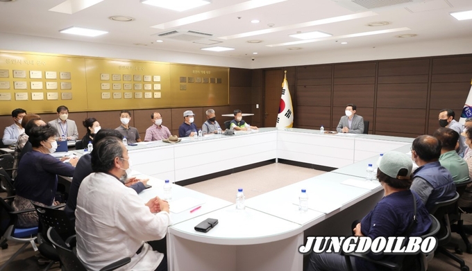 이상일 용인특례시장이 28일 시청 접견실에서 처인구 이동읍 서리 주민들과 만나 동물장묘시설 건립 문제에 대해 이야기를 나누고 있다