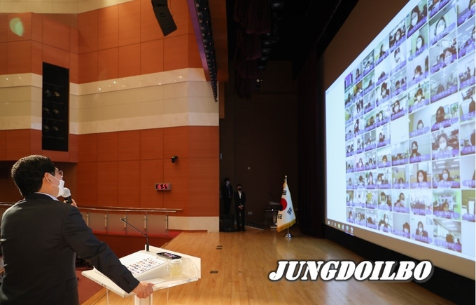 이상일 용인시장이 용인시에서 근무하고 있는 7급 이하의 공직자 70여 명을 화상으로 만나 다양한 주제의 대화를 나누고 있다