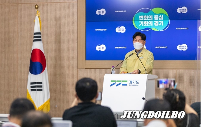 기자회견하는 류영철 보건건강국장