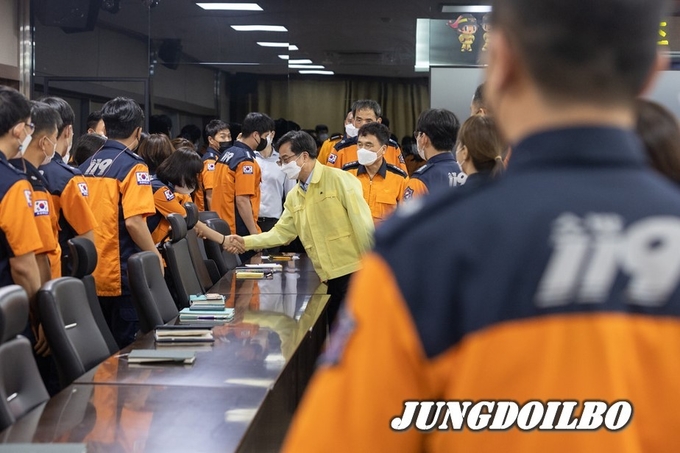 김 지사 9일 밤 11시경 본부 찾아 “조금만 더 힘을 내어주시기를 바란다” 격려