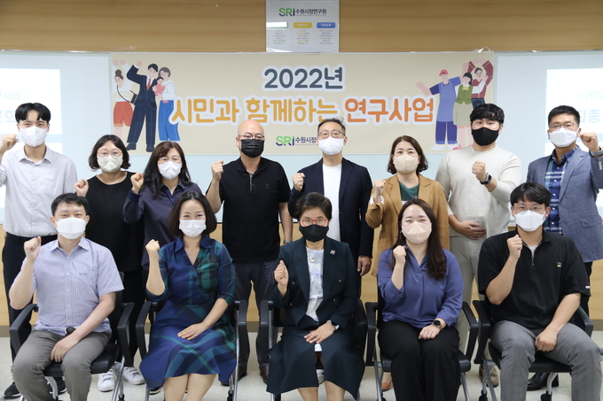 ｢2022년 시민과 함께하는 연구사업｣ 최종보고회 후 화이팅을 다짐하며 기념촬영