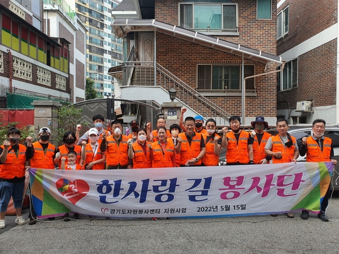 9월 18일 오전 8시에 시작해 4시간 넘게 진행된 이날 봉사는 파장동 행정복지센터의 추천을 받아 진행됐다. 현수막 날자가 지난 5월15일이다. 현수막을 새로 제작할 비용도 아껴 한 가구라도 더 돕고 싶어하는 한사랑길봉사단 단원들의 마음이 느껴진다.