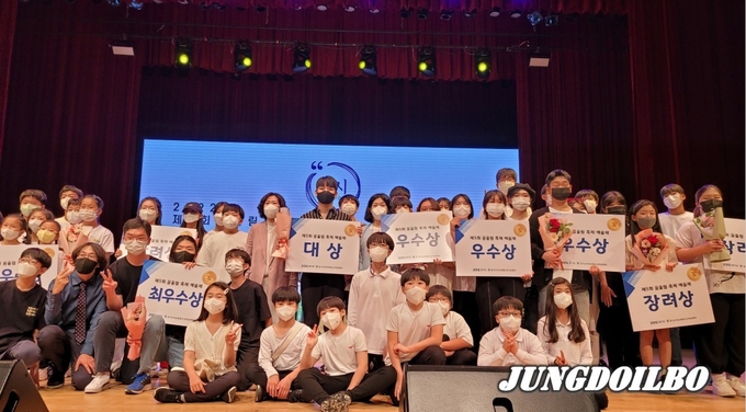 21일 오후 수원청소년문화센터에서 개최한 '제5회 꿈울림 축제'에서 수상자들이 단체 기념촬영을했다.