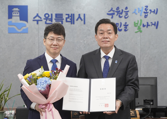 임용장 수여 후 이재준 수원시장(오른쪽)과 황인국 제2부시장이 함께하고 있다.