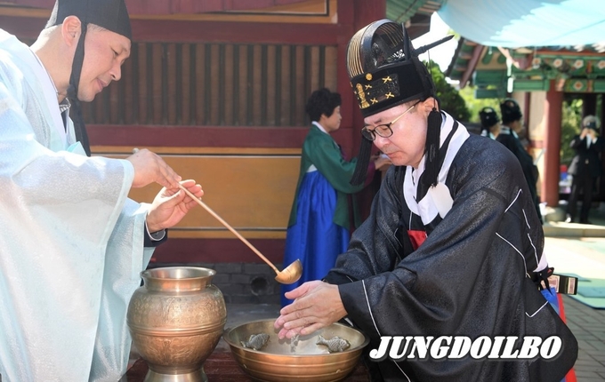 궐리사석전대제 봉행모습