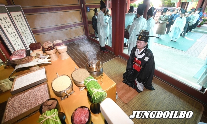 궐리사석전대제 봉행모습