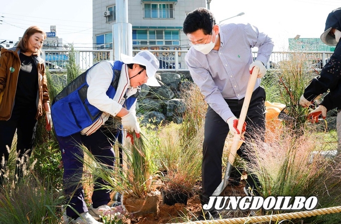 이상일 용인특례시장이 꽃을 심기 위해 삽으로 땅을 파고 있는 모습
