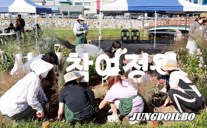 시민 참가팀이 정원을 조성하고 있는 모습