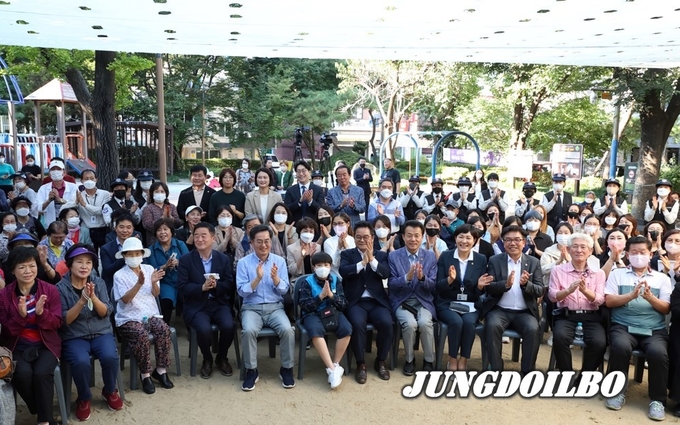 김동연 (앞줄 좌측 5번째)지사가 27일 오후 안양시 만안구 안양4동 밤동산 공원에서 열린 첫 번째 '민생현장 맞손토크'에 참석해 시민들과 기념촬영을 했다.
