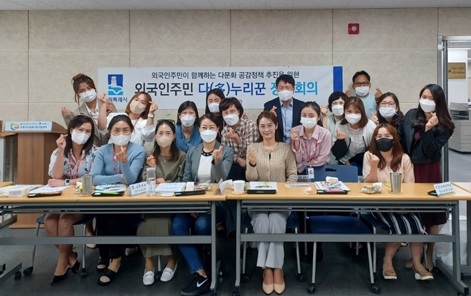 정례회의 참석자들이 기념촬영을 하고 있다.