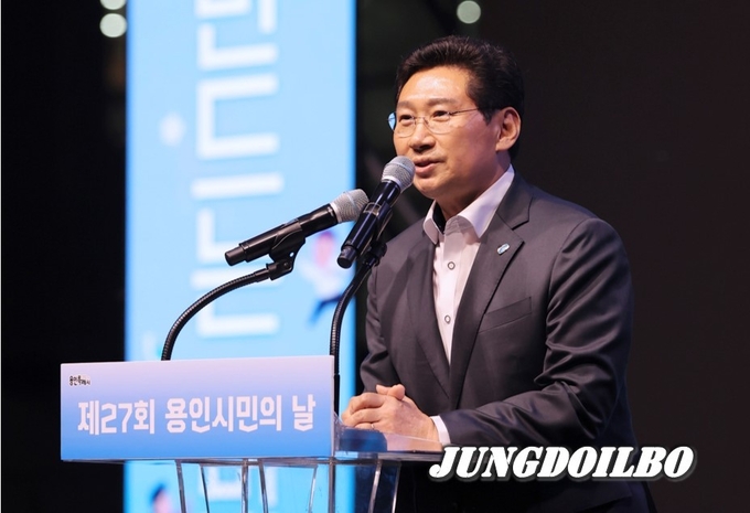 이상일 용인특례시장이 30일 용인시청에서 열린 제27회 용인시민의 날 개막식에서 인사말을 하고 있다