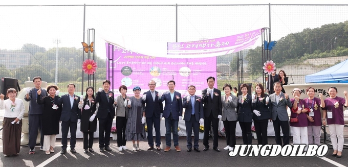 이상일 용인특례시장이 1일 용인고려백자축제·용인도자공모전 개막 행사에서 참석자들과 기념촬영을 하고 있다