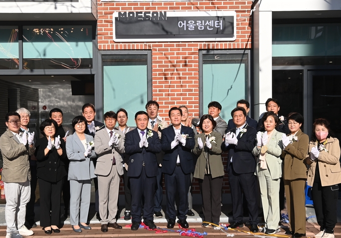 이재준 수원시장(가운데)와 참석자들이 매산동어울림센터 준공을 축하하고 있다.