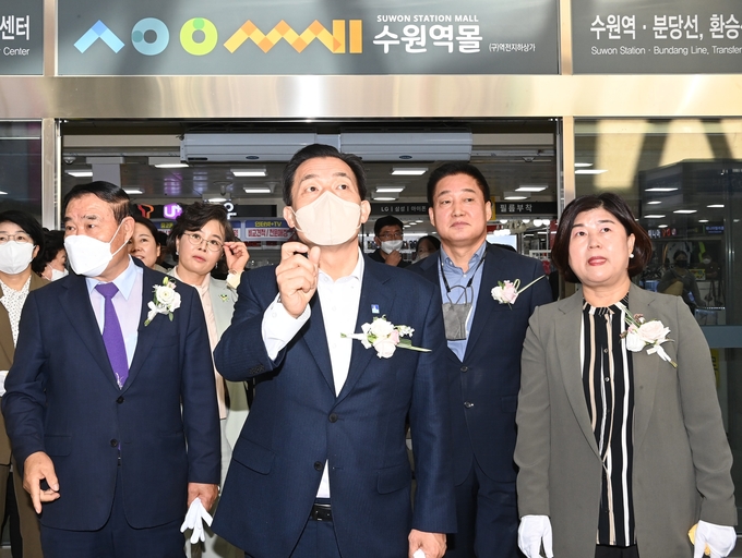 이재준 수원시장이 수원역 몰 11번 출구 보행환경 개선사업 현장을 둘러보고 있다.
