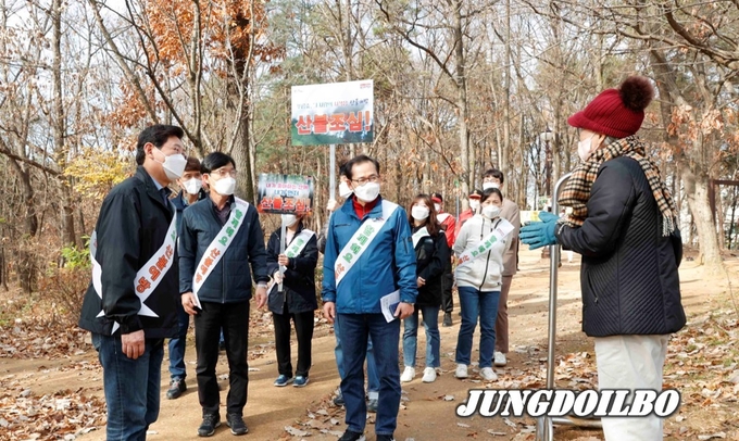 이상일 용인특례시장이 19일 산불예방 캠페인 중 시민과 대화를 나누고 있다