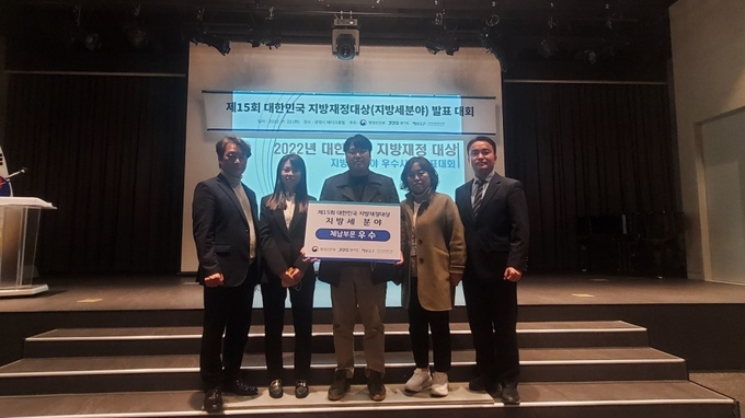 수원시 관계자들이 수상 후 기념촬영을 하고 있다.