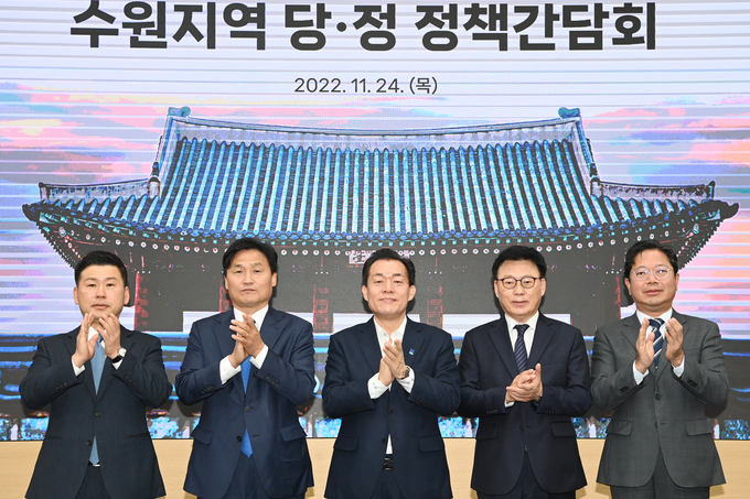 김승원 의원(오른쪽부터), 박광온 의원, 이재준 수원시장, 김영진 의원, 이병진 민주당 수원시무 지역위원장 직무대행이 함께하고 있다.