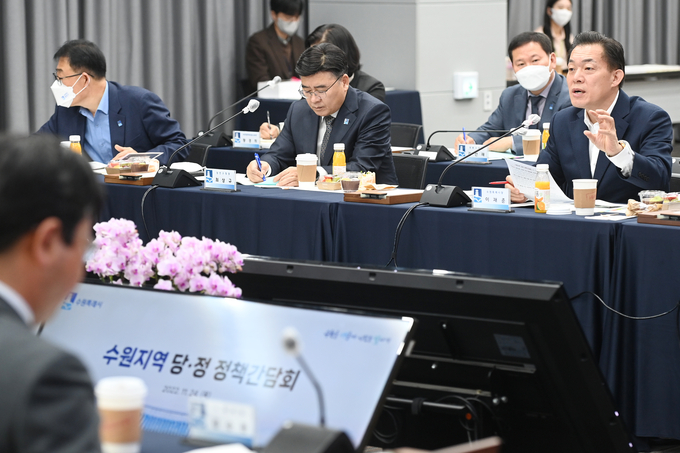 정책간담회에서 이재준 시장이 발언하고 있다.