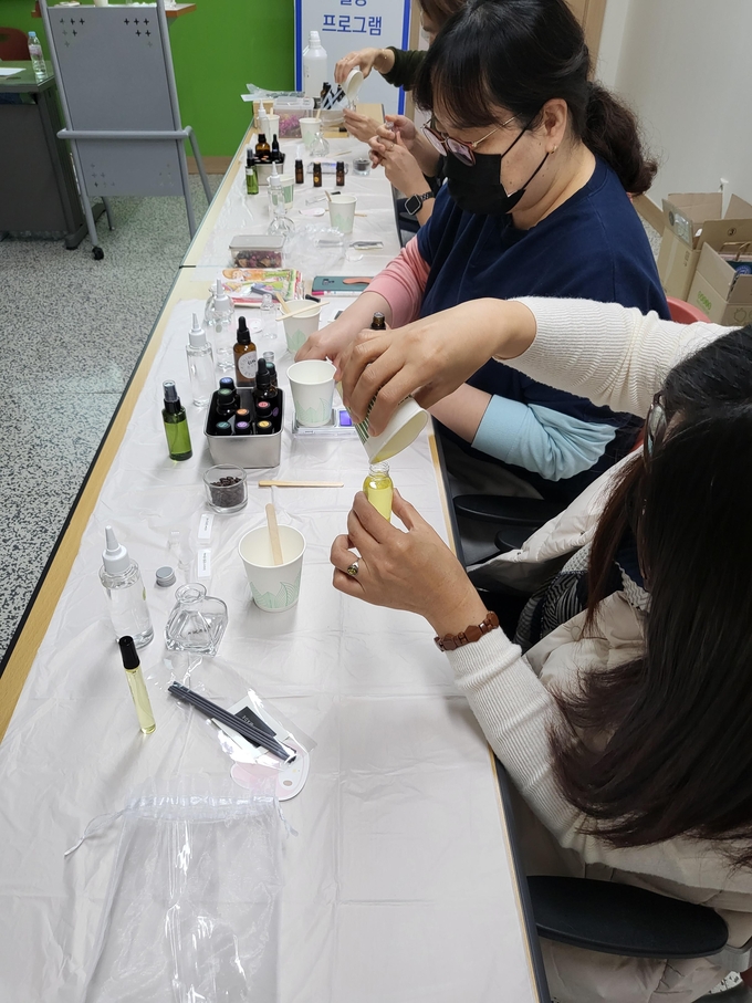 수원시가 휴먼콜센터 상담 직원을 위한 힐링 프로그램 ‘향기 톡톡, 마음 톡톡’을 진행하고 있다.
