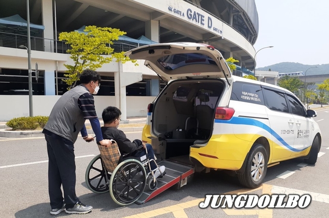 한 시민이 용인시 교통약자 특별교통수단을 이용하고있다