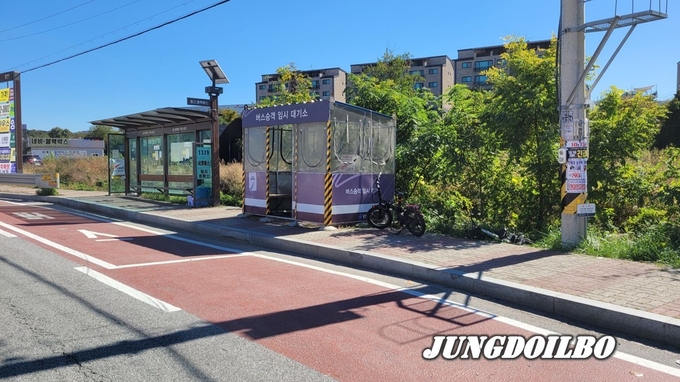 처인구 양지사거리 버스정류소에 임시대기소가 설치돼있다