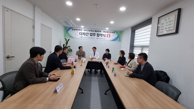 화기애애한 분위기속에서 담소 나누는 모습
