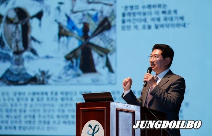 이상일 용인특례시장이 용인대학교 교육대학원 학술 세미나에 강연자로 참석해 200여 명의 학생에게 리더가 가져야 할 덕목과 경계해야 할 것들을 이야기 하고 있다.