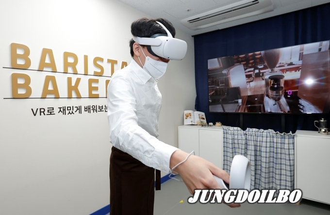 양호진씨가 처인장애인복지관에 마련된 VR직종체험을 통해 커피를 만들고 있다