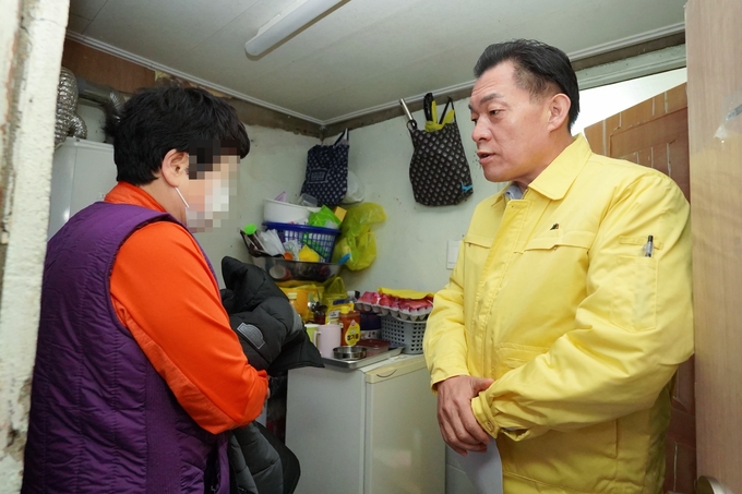 이재준 시장이 쪽방촌에 거주하는 어르신에게 안부를 묻고 있다.