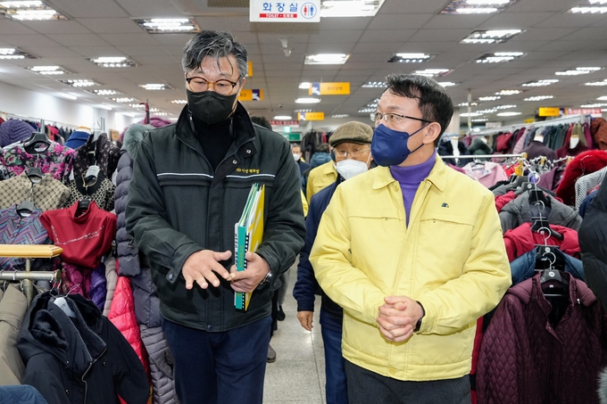조청식 제1부시장이 시민상가시장을 점검하고 있다.