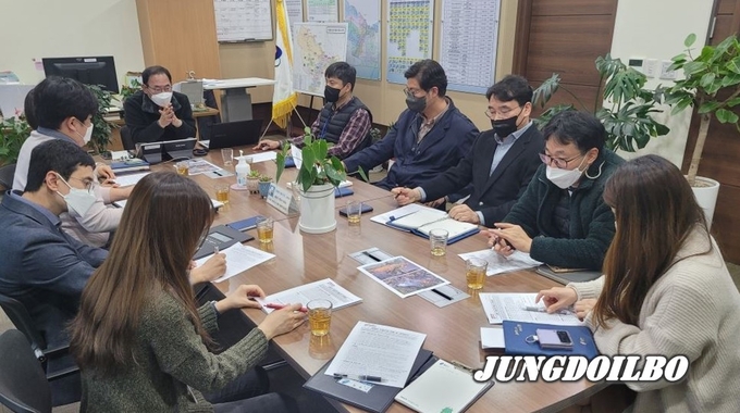지난달 28일 수지구 관계자들이 성복천 수질환경 개선 대책을 논의하고 있다
