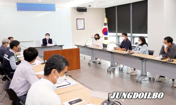 이상일 용인특례시장이 지난 8월 집중호우로 수해를 입은 동천동 주민들과 면담을 하고 있다