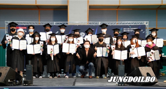 이상일 용인특례시장이 10일 ‘2022 안녕 아름다운 꿈드림 페스티벌’에서 꿈드림 졸업생들과 기념촬영을 하고 있다