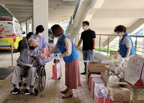 처인구보건소 관계자들이 지난 7월 시민들에게 건강증진을 위한 안내문을 나누고 있다