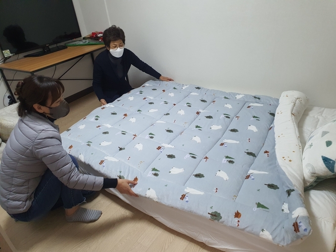 보라동, 자녀 4명 둔 한부모가정에 침구류 설치하고 있다