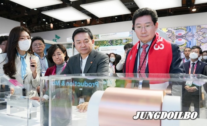 이상일 용인특례시장(오른쪽)이 원희룡 국토교통부 장관과 함께 미국 CES 행사장 내 SK관을 살펴보고 있다.