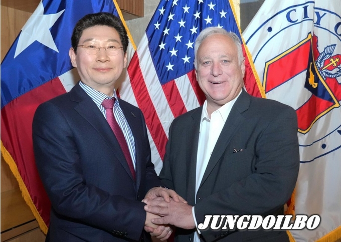 이상일 용인특례시장이 커크 왓슨 오스틴시장과 양 도시간 경제 교류를 논의하는 면담 후 기념촬영을 하고 있다
