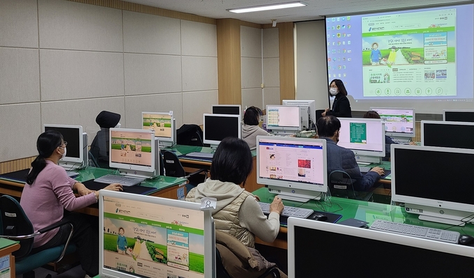 용인특례시가 농업기술센터에서 시민들에게 무료 정보화교육을 진행한다