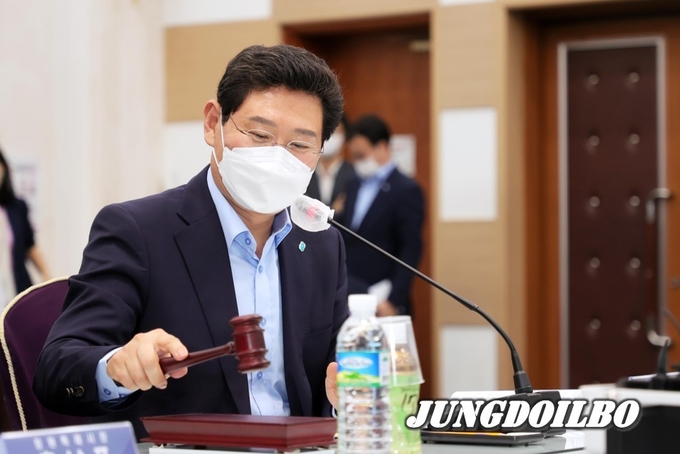 2022년 8월 18일 용인시청 컨벤션홀에서 열린 대한민국특례시시장협의회 정기회의에서 이상일 용인특례시장이 회의를 주재하고 있다