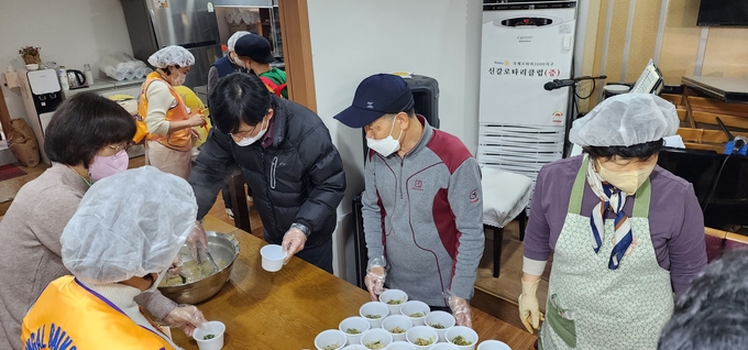 이창호 기흥구청장이 도시락 반찬을 나눠 담고 있다
