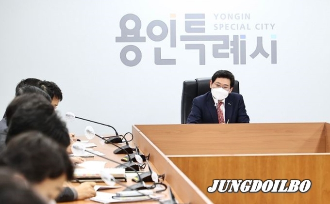 이상일 용인특례시장이 1월 16일 간부공무원 회의를 주재하고 있다.