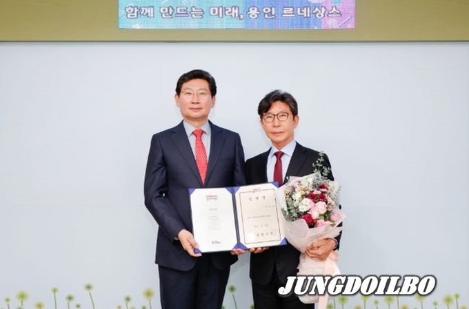 이상일 용인특례시장은 지난 19일 시장실에서 구자범 용인시상공회의소 부회장을 용인시 장학재단 이사장으로 임명했다
