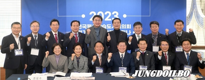 전국평생학습도시협의회총회 뒷줄 왼쪽 4번째 이권재 오산시장