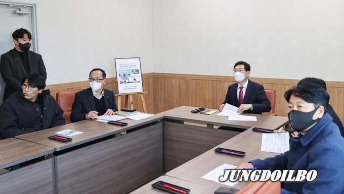 이 시장은 원삼면 좌항리 760번지 ‘용인시 학교급식 지원센터’를 찾아 운영 현황을 살피고 수탁기관인 용인시농협조합공동사업법인 관계자들을 격려했다